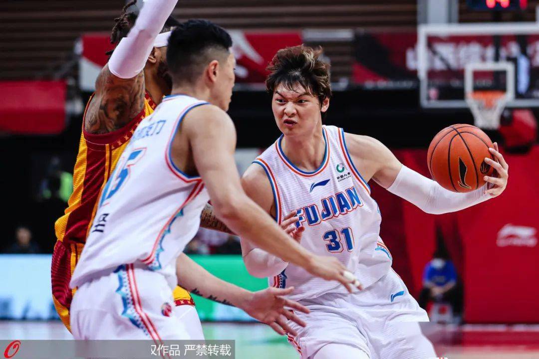 重庆男篮再战大捷，凭借豪华实力夺魁